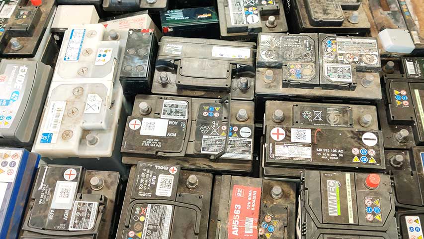 Viele PKW-Blei-Batterien als Symbolbild für die aktuellen Altmetall-Preise.